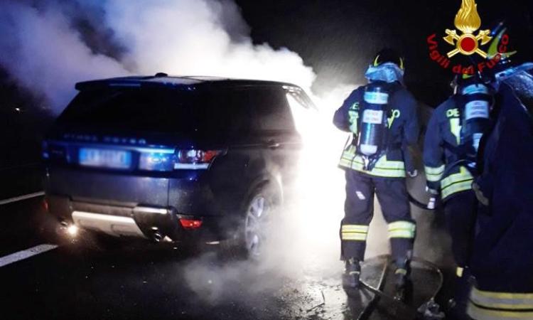 Auto divorata dalle fiamme sull'A14 Auto divorata dalle fiamme sull'A14