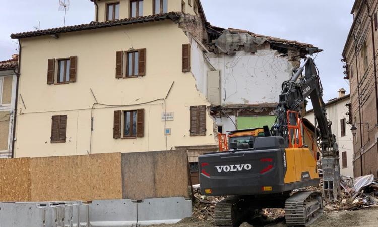 Camerino, abbattuto il palazzo diventato simbolo del sisma 2016 Camerino, abbattuto il palazzo diventato simbolo del sisma 2016