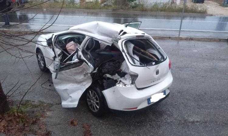 Morrovalle, scontro tra due auto e un trattore: un ragazzo è grave (FOTO)