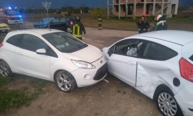 Morrovalle, frontale tra due auto lungo la provinciale (FOTO)