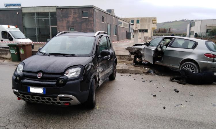 Tolentino, incidente in via Sacharov: due feriti al pronto soccorso Tolentino, incidente in via Sacharov: due feriti al pronto soccorso