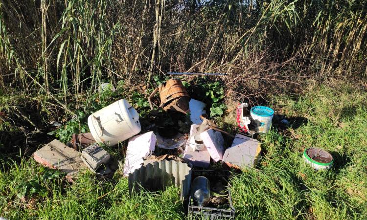 Pollenza, discarica abusiva in località Rotelli: prosegue lo scarico illecito di rifiuti