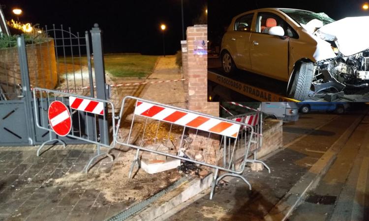 Incidente a Loro Piceno, auto finisce contro un cancello (FOTO) Incidente a Loro Piceno, auto finisce contro un cancello (FOTO)
