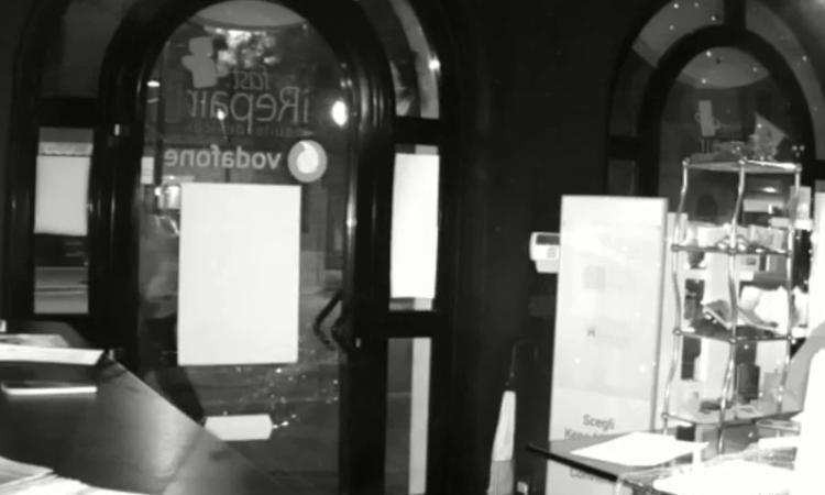 Porto Recanati, assalto dei ladri nel negozio di telefonia: le immagini di videosorveglianza (VIDEO)