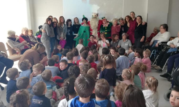 Montecosaro, alla Residenza Anni Azzurri nonni e bambini insieme per "vestire" a festa la struttura Montecosaro, alla Residenza Anni Azzurri nonni e bambini insieme per "vestire" a festa la struttura
