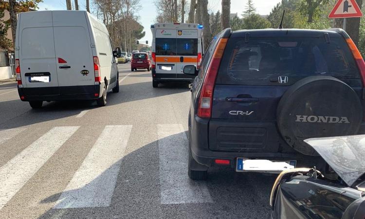Porto Recanati, scontro tra quattro auto in viale Gramsci: coinvolti anche madre e figlio Porto Recanati, scontro tra quattro auto in viale Gramsci: coinvolti anche madre e figlio