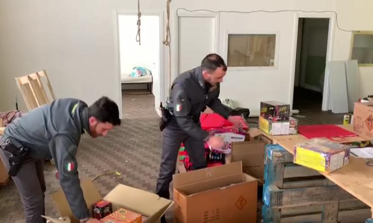 Vendeva fuochi d'artificio illegali: denuncia e maxi sequestro per un commerciante Vendeva fuochi d'artificio illegali: denuncia e maxi sequestro per un commerciante