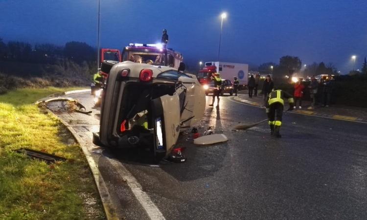 Piediripa, auto si ribalta alla rotatoria: una donna al pronto soccorso (FOTO) Piediripa, auto si ribalta alla rotatoria: una donna al pronto soccorso (FOTO)