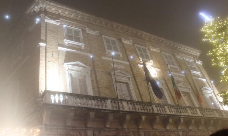 Macerata, per ogni nuovo nato il palazzo comunale si illuminerà di azzurro o di rosa Macerata, per ogni nuovo nato il palazzo comunale si illuminerà di azzurro o di rosa