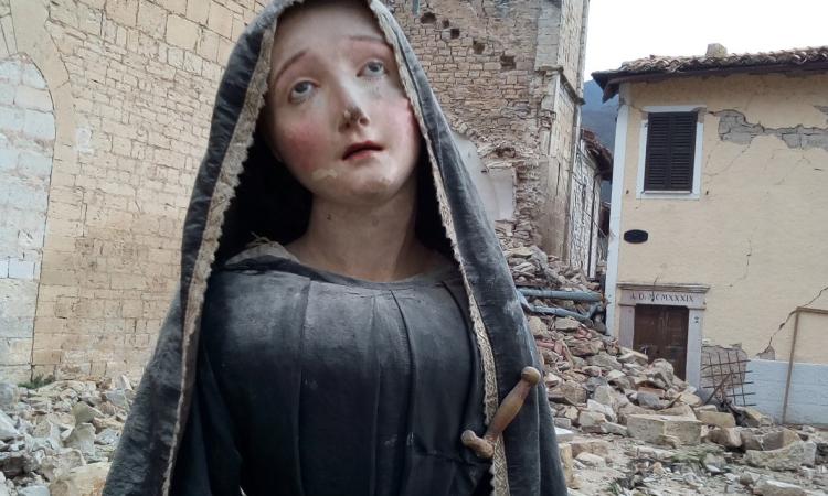San Severino, una mostra per ricordare il dramma del sisma attraverso le immagini di statue religiose