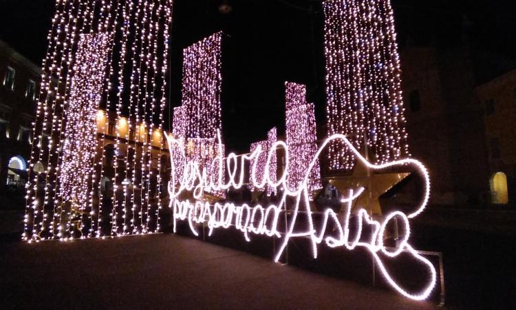 San Severino si prepara alla settimana di Natale: mega istallazione in piazza Del Popolo