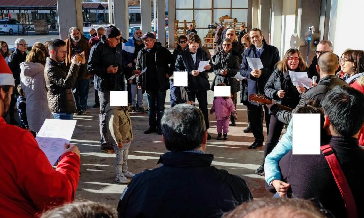 La consegna dei pacchi ai bisognosi diventa una festa con la Fondazione Girolamo Colonna di Macerata La consegna dei pacchi ai bisognosi diventa una festa con la Fondazione Girolamo Colonna di Macerata