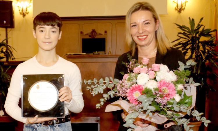 Sofia Tornambene accolta a Civitanova: cerimonia in Comune con fan e compagni di classe