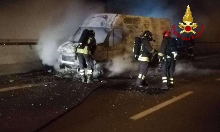 Muccia, furgone prende fuoco in galleria: superstrada chiusa nella corsia mare-monti (VIDEO e FOTO)