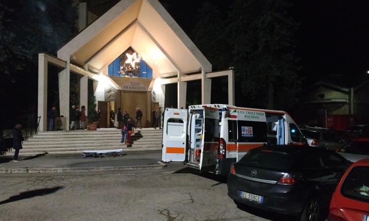 Va alla messa di Natale ed accusa un malore, arriva il 118 Va alla messa di Natale ed accusa un malore, arriva il 118