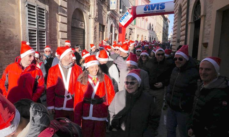 Treia, grande successo per la passeggiata di solidarietà dei Babbi Natale (FOTO)
