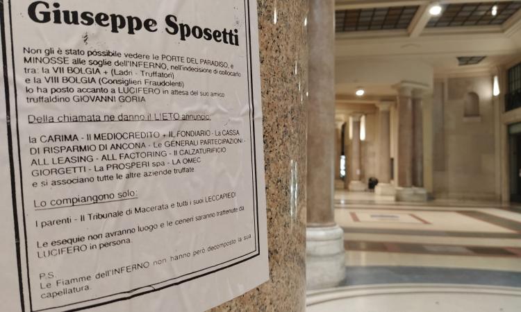 Macerata, manifesti con frasi ingiuriose verso Giuseppe Sposetti (FOTO) Macerata, manifesti con frasi ingiuriose verso Giuseppe Sposetti (FOTO)