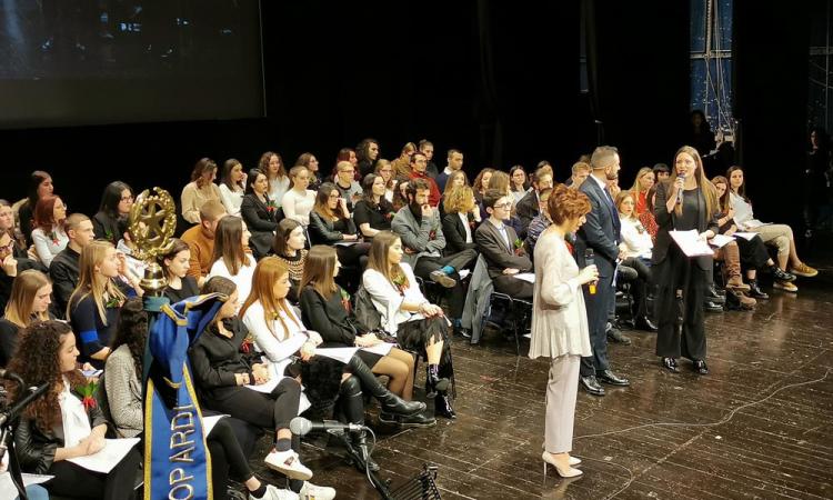 Macerata, Al Liceo Giacomo Leopardi emozionante cerimonia per la consegna dei diplomi e la premiazione delle eccellenze Macerata, Al Liceo Giacomo Leopardi emozionante cerimonia per la consegna dei diplomi e la premiazione delle eccellenze
