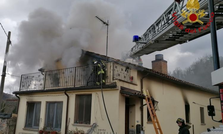San Ginesio, canna fumaria in fiamme: incendio in un'abitazione (FOTO)