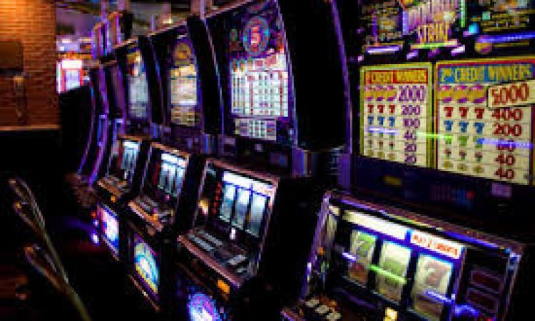 Gli porta via la vincita alle slot: paura per un 18enne a Civitanova Gli porta via la vincita alle slot: paura per un 18enne a Civitanova