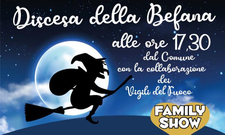 Civitanova, Epifania 2020, scende la befana in piazza XX Settembre Civitanova, Epifania 2020, scende la befana in piazza XX Settembre