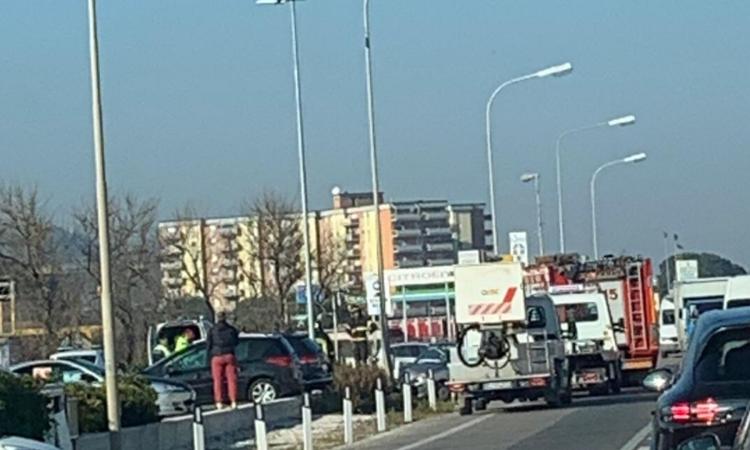 Civitanova, auto finisce contro il palo: moglie e marito al pronto soccorso