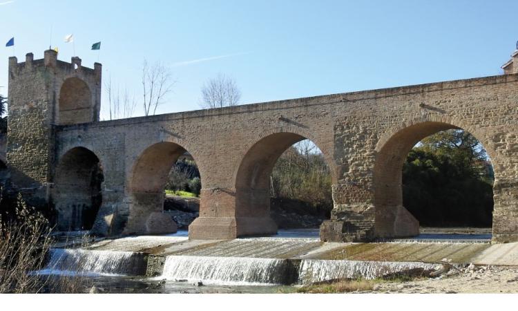 Tolentino, nuova pavimentazione sul Ponte del Diavolo: taglio del nastro per la chiusura dei lavori