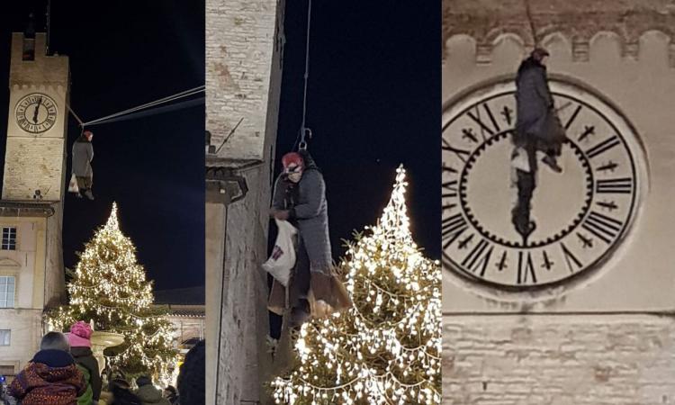 Matelica, la Befana si cala dalla Torre dell'Orologio: bimbi col naso all'insù Matelica, la Befana si cala dalla Torre dell'Orologio: bimbi col naso all'insù