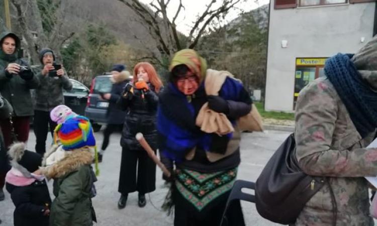 Ussita arriva la befana con l'aiuto del Soccorso alpino Ussita arriva la befana con l'aiuto del Soccorso alpino
