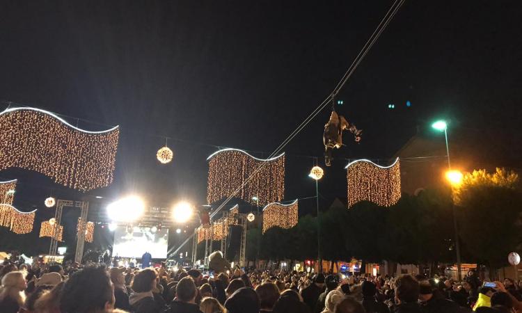 Civitanova - Piazza gremita per la Befana Civitanova - Piazza gremita per la Befana