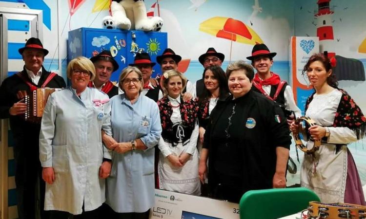 Li Matti de Montecò in visita al Salesi: sorrisi e doni per i bimbi in cura Li Matti de Montecò in visita al Salesi: sorrisi e doni per i bimbi in cura