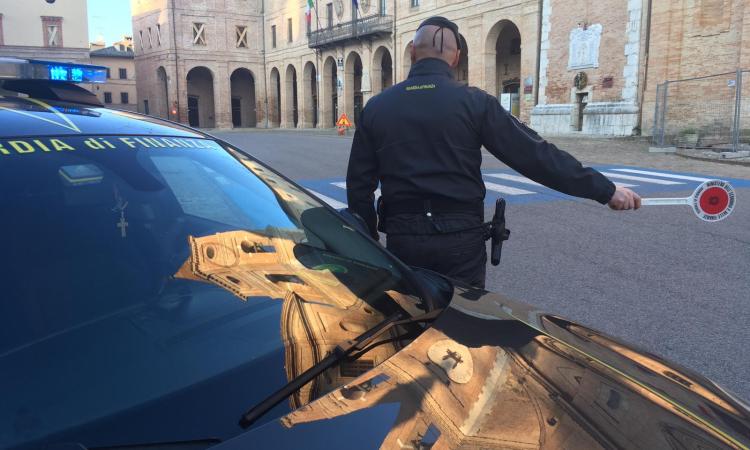 San Severino, falsifica i tagliandi di revisione: denunciato il titolare di un'impresa di arti grafiche San Severino, falsifica i tagliandi di revisione: denunciato il titolare di un'impresa di arti grafiche