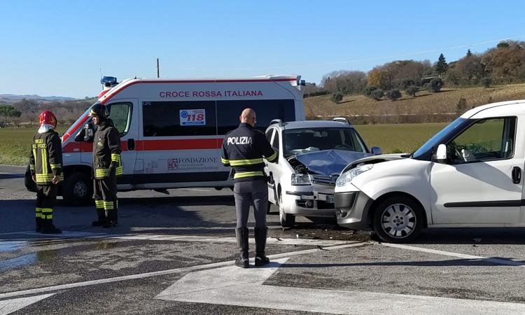 Pollenza, scontro tra auto e furgoncino all'incrocio: interviene l'elisoccorso (FOTO e VIDEO)