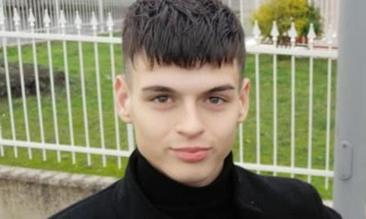 Montecosaro, nella chiesa dell'Annunziata l'ultimo saluto a Mattia: proclamato il lutto cittadino