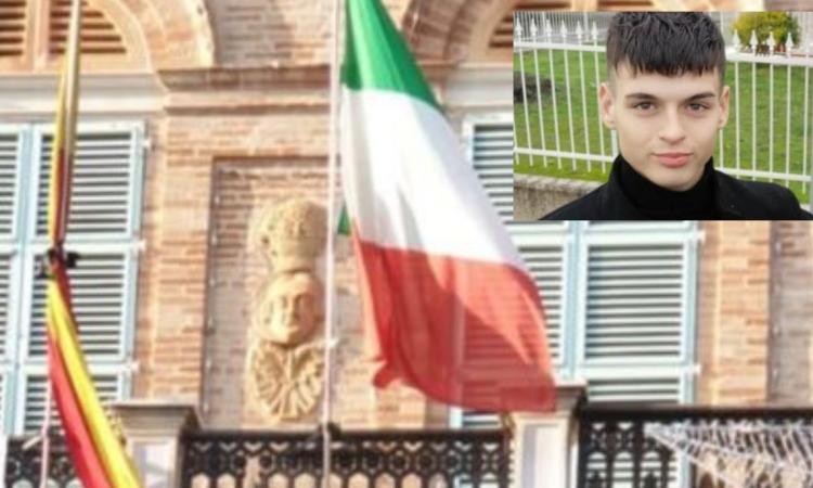 Civitanova, ultimo saluto a Mattia: bandiera del Comune listata a lutto Civitanova, ultimo saluto a Mattia: bandiera del Comune listata a lutto