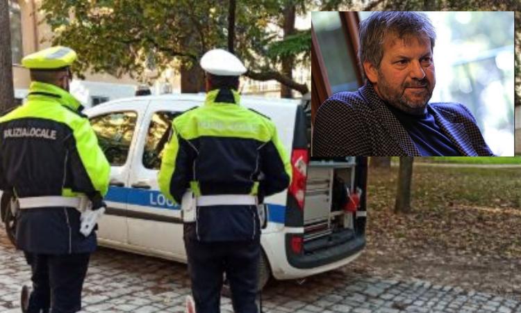 Macerata, esce di casa e trova le auto danneggiate: "Individuato il responsabile grazie ai vigili" Macerata, esce di casa e trova le auto danneggiate: "Individuato il responsabile grazie ai vigili"