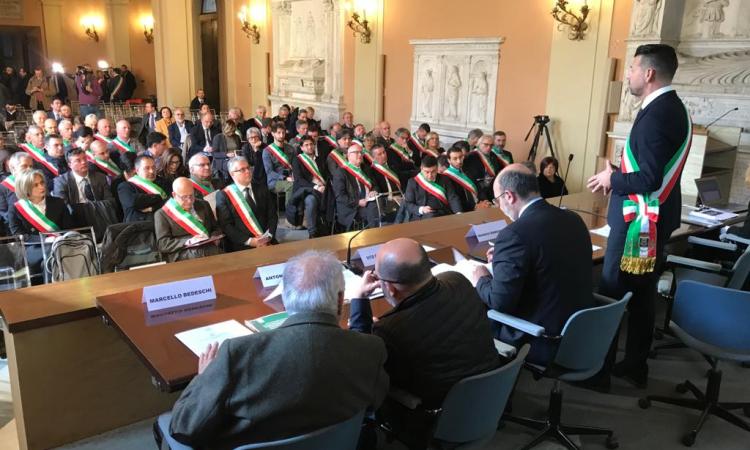 Terremoto Centro Italia – 70 sindaci marchigiani del cratere in assemblea: "Non più vittime dei burocrati" Terremoto Centro Italia – 70 sindaci marchigiani del cratere in assemblea: "Non più vittime dei burocrati"
