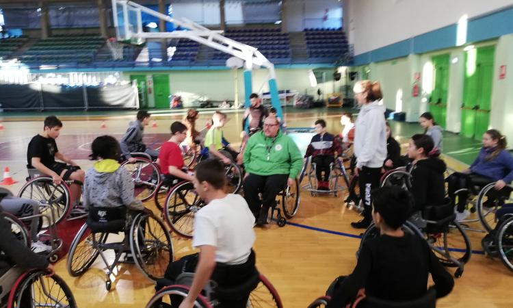 Porto Potenza, il basket in carrozzina incontra gli studenti: il progetto "Ruote a Canestro" entra nel vivo
