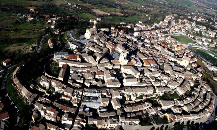 Potenza Picena: la famiglia Menghini dona al Comune un immobile in Piazza Matteotti, ospiterà la biblioteca comunale