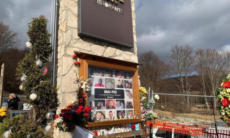 Tre anni dalla tragedia di Rigopiano: la cerimonia dei familiari delle vittime Tre anni dalla tragedia di Rigopiano: la cerimonia dei familiari delle vittime