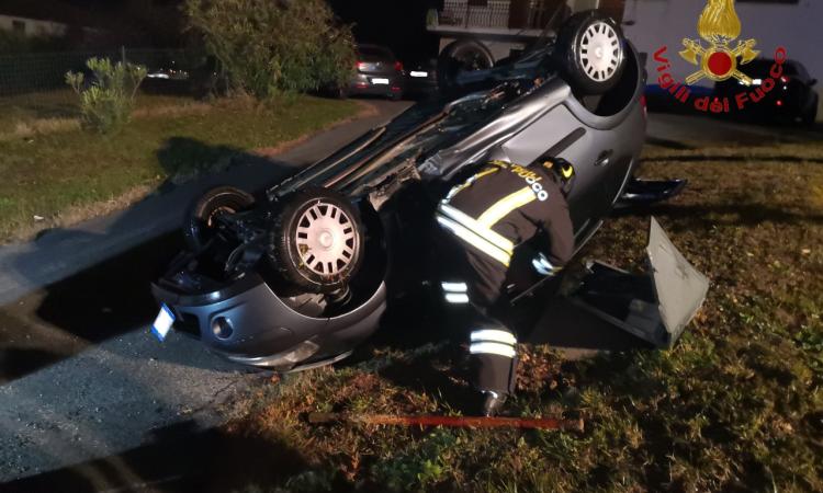 Vola fuori strada con l'auto, si ribalta, trancia una conduttura del gas e se ne va via Vola fuori strada con l'auto, si ribalta, trancia una conduttura del gas e se ne va via