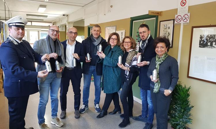 Matelica, le scuole diventano plastic free: donate 700 borracce di alluminio Matelica, le scuole diventano plastic free: donate 700 borracce di alluminio