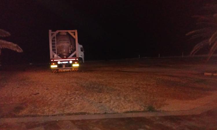 Civitanova, camion resta arenato sulla spiaggia (FOTO) Civitanova, camion resta arenato sulla spiaggia (FOTO)