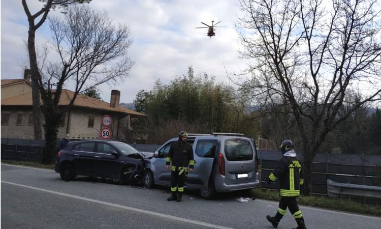 Montecassiano, frontale lungo la provinciale: uomo trasportato a Torrette (FOTO) Montecassiano, frontale lungo la provinciale: uomo trasportato a Torrette (FOTO)