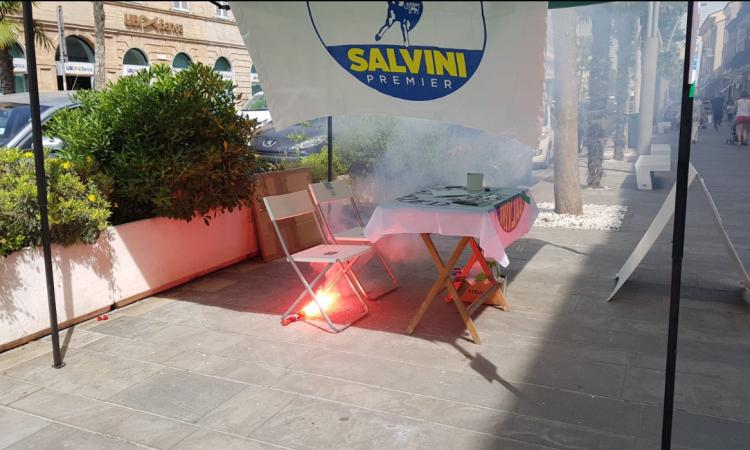 Civitanova, chiuse le indagini del 46enne che lanciò un fumogeno contro gazebo Lega Civitanova, chiuse le indagini del 46enne che lanciò un fumogeno contro gazebo Lega