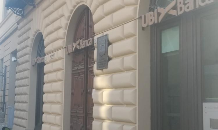 Treia, malviventi irrompono all'Ubi Banca forzando la porta d'ingresso