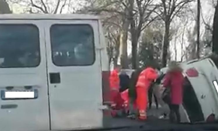 Macerata - Dopo lo schianto si ribalta lungo le mura: traffico paralizzato