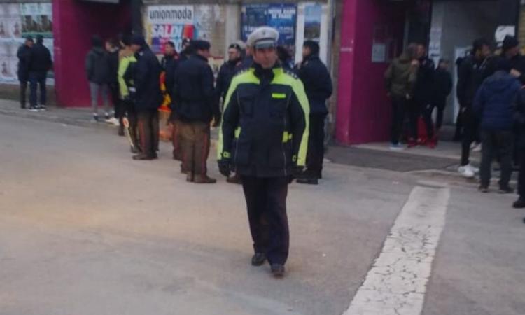 Tolentino-Jesina, scontri tra tifosi all'esterno dello stadio "Della Vittoria" Tolentino-Jesina, scontri tra tifosi all'esterno dello stadio "Della Vittoria"