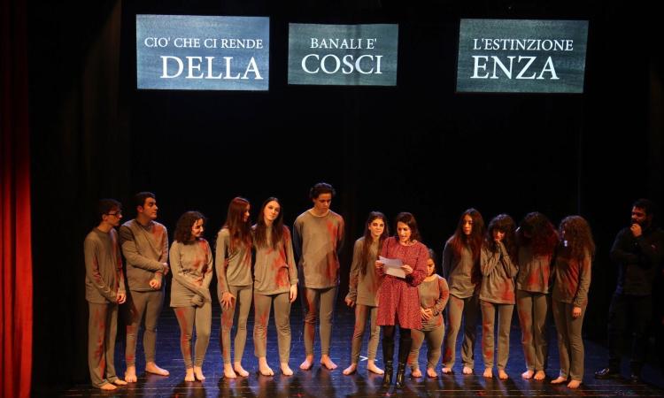 Montecassiano, Giornata della memoria a teatro: grande successo per "Colore di pioggia e di ferro"