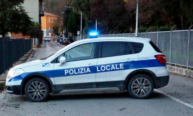 San Severino, il vento fa danni: un pannello si stacca e colpisce un'auto in transito